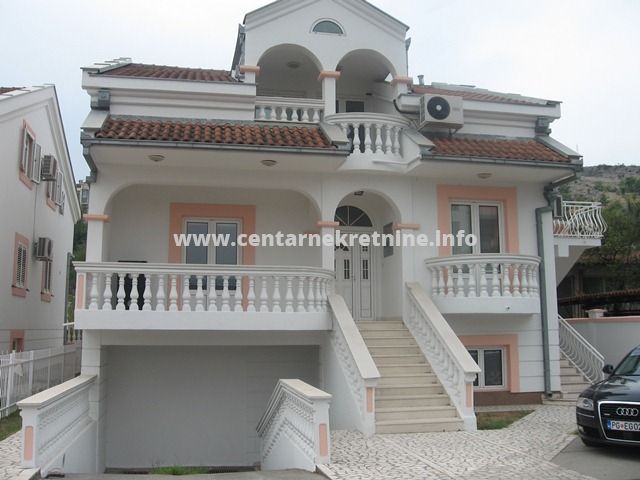 Kuca za kancelarije, Momisici