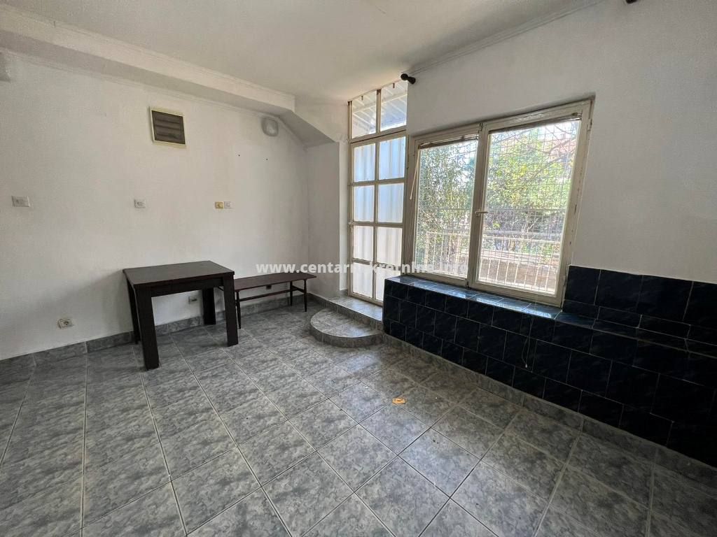 Poslovni prostor , Malo brdo