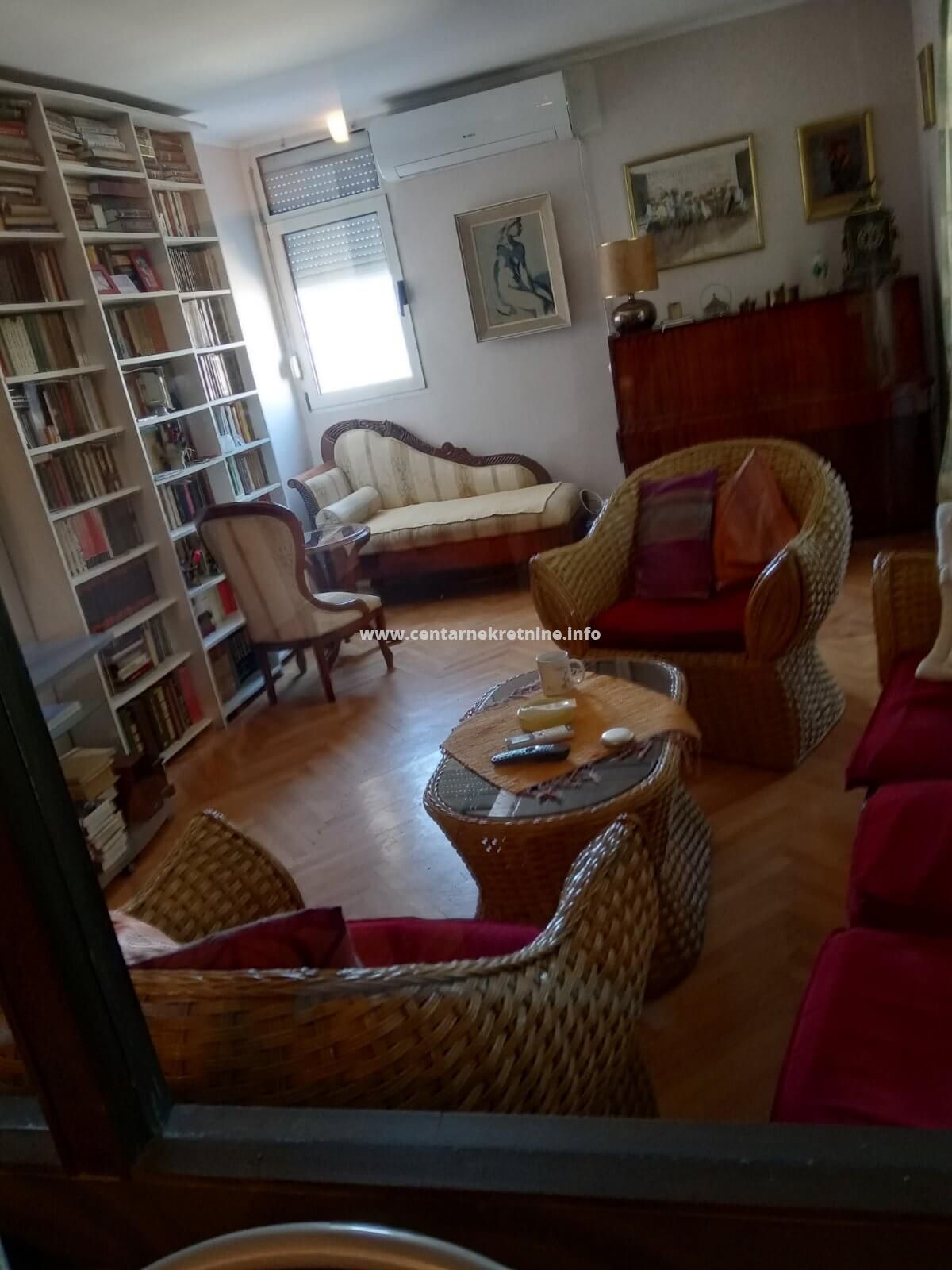 Trosoban stan, Blok V