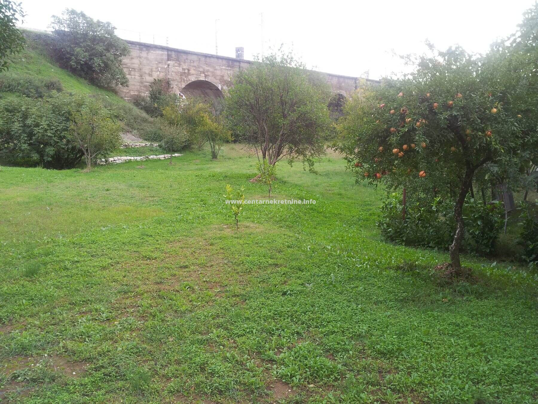 Plac sa kucom, Centar